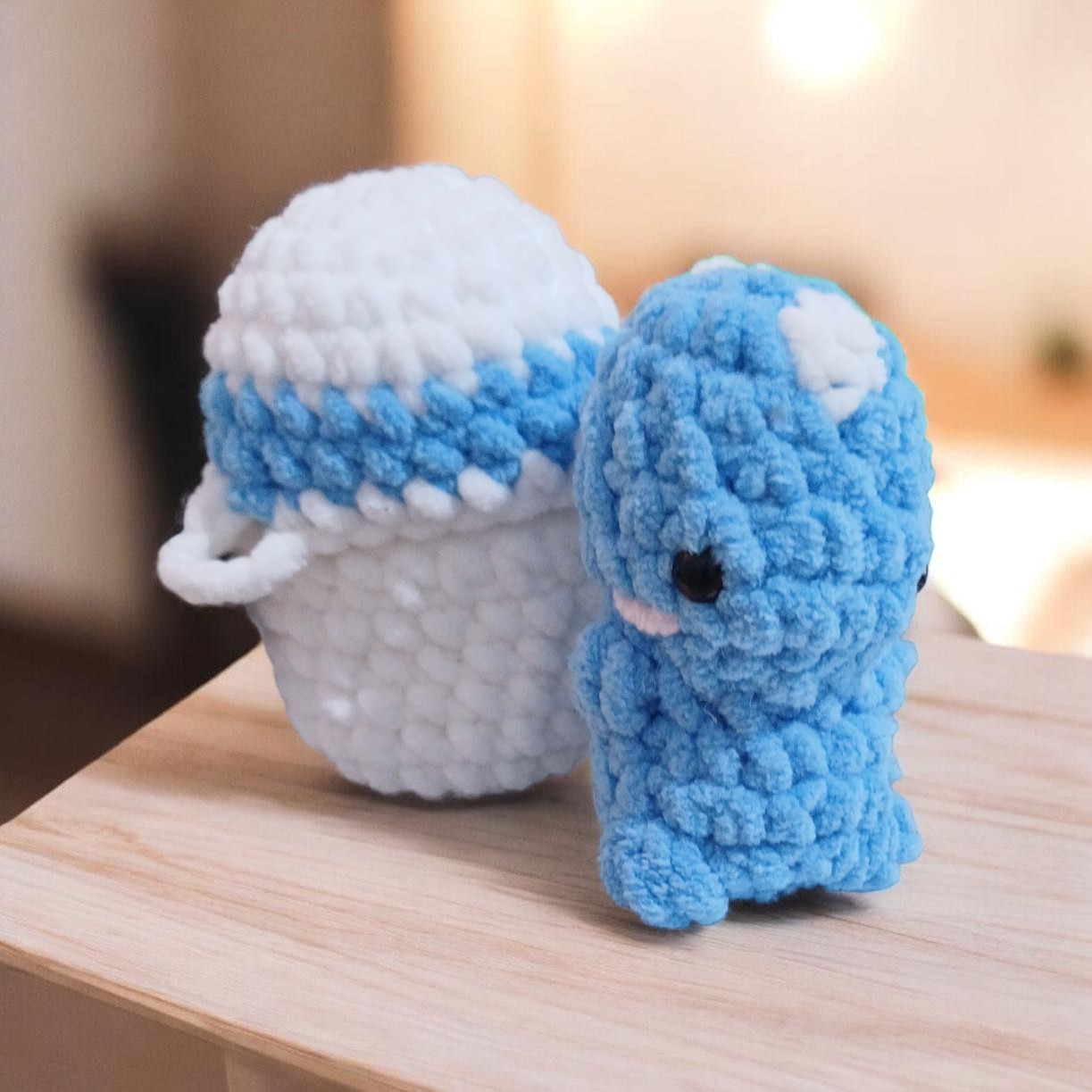 Crocher mini dinosaur in egg