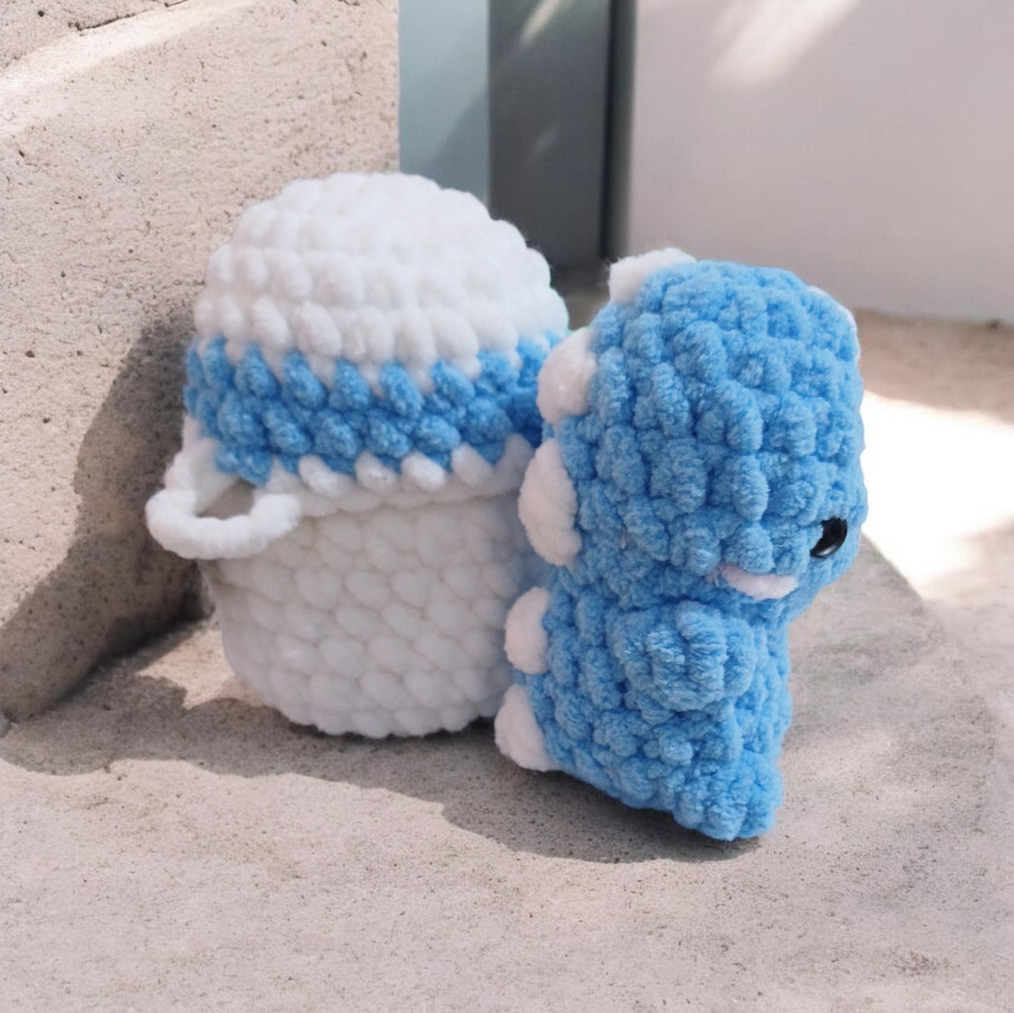 Crocher mini dinosaur in egg